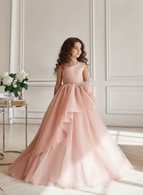 Lade das Bild in den Galerie-Viewer, Elegantes Mädchenkleid im Prinzessinnenstil von Anna Kaval, ideal für Blumenmädchen und Kommunionskleider. Das Kleid hat ein asymmetrisches Oberteil und einen fließenden Tüllrock.