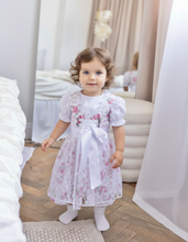 Lade das Bild in den Galerie-Viewer, Taufkleid Dirndl Stil | Baby Outfit zur Taufe | Trachtenkleid Taufkleid Dirndl Stil | Baby Outfit zur Taufe | Trachtenkleid Zartes Kinder-Dirndl / Taufdirndl in Pastellrosa mit Blumenmuster