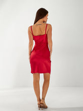 Lade das Bild in den Galerie-Viewer, Elegantes Satin-Kleid in Rot – Verführerischer Chic für besondere Anlässe