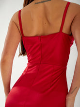 Lade das Bild in den Galerie-Viewer, Elegantes Satin-Kleid in Rot – Verführerischer Chic für besondere Anlässe