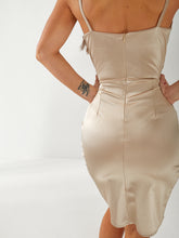 Lade das Bild in den Galerie-Viewer, Satin-Kleid in Champagner – Eleganz pur mit luxuriösem Glanz