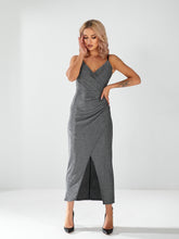 Lade das Bild in den Galerie-Viewer, Elegantes silbergraues Glitzerkleid mit Schlitz