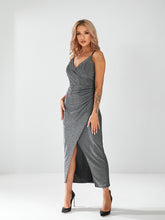 Lade das Bild in den Galerie-Viewer, Elegantes silbergraues Glitzerkleid mit Schlitz