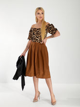 Lade das Bild in den Galerie-Viewer, Einzigartiges Damen-Dirndl Mit Leopardenmuster – Off-Shoulder, Puffärmel, Perfekt Für Feste