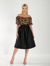 Lade das Bild in den Galerie-Viewer, Einzigartiges Damen-Dirndl Mit Leopardenmuster – Off-Shoulder, Puffärmel, Perfekt Für Feste