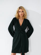 Lade das Bild in den Galerie-Viewer, Anna Kaval Cocktail- und Festkleid in stilvoller Pose, perfekt für Hochzeiten und Cocktailpartys, jetzt als luxuriöse festkleider online verfügbar.