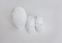 Lade das Bild in den Galerie-Viewer, Festliche, elegante Schuhe und Mütze von Anna Kaval, perfekt für besondere Anlässe. Diese weißen Accessoires passen hervorragend zu Taufkleidern und sorgen für einen stilvollen Auftritt.