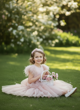 Lade das Bild in den Galerie-Viewer, Märchenhaftes Prinzessinnenkleid aus Tüll mit Federdetails