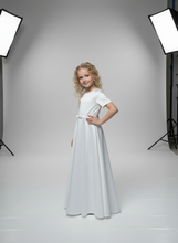 Lade das Bild in den Galerie-Viewer, Kommunionkleid schlicht und elegant