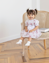 Lade das Bild in den Galerie-Viewer, Taufkleid Dirndl Stil | Baby Outfit zur Taufe | Trachtenkleid Taufkleid Dirndl Stil | Baby Outfit zur Taufe | Trachtenkleid Zartes Kinder-Dirndl / Taufdirndl in Pastellrosa mit Blumenmuster