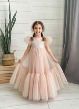 Lade das Bild in den Galerie-Viewer, Märchenhaftes Prinzessinnenkleid aus Tüll mit Federdetails