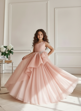 Lade das Bild in den Galerie-Viewer, Elegantes Mädchenkleid im Prinzessinnenstil von Anna Kaval, perfekt für festliche Anlässe. Der mehrlagige Tüllrock und die Taillenverzierung machen es zu einem Ideal für Blumenmädchen und Kommunionskleider.