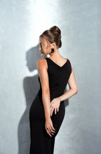 Lade das Bild in den Galerie-Viewer, Eine Rückansicht des Cocktailkleids schwarz von Anna Kaval, das durch seinen Rückenausschnitt besticht. Diese elegante Silhouette ist ein ideales Damenkleid für festliche Gelegenheiten.