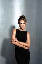 Lade das Bild in den Galerie-Viewer, Das Modell in einem Cocktailkleid schwarz von Anna Kaval, das auffällt mit seinem zeitlosen Stil. Dieses Kleid ist ein Must-Have unter den Damenkleidern für jede festliche Veranstaltung.