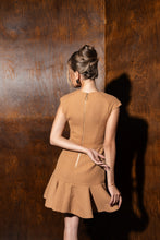 Lade das Bild in den Galerie-Viewer, Elegantes Beige Cocktailkleid Mit Tailliertem Schnitt Für Festliche Anlässe