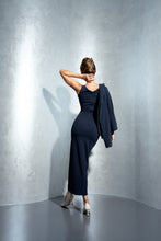 Lade das Bild in den Galerie-Viewer, Rückansicht des Cocktailkleids von Anna Kaval in Blau. Es verfügt über einen Rückenausschnitt und betont die Figur. Perfekt für besondere Ereignisse. Damenkleider, modisch und elegant.