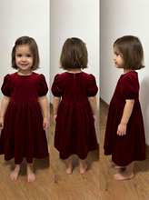Lade das Bild in den Galerie-Viewer, Kind in einem burgunderroten Samtkleid mit Puffärmeln, ideal für Weihnachten, Vorder-, Seiten- und Rückansicht.