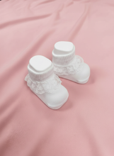Lade das Bild in den Galerie-Viewer, Weiße Baby Söckchen mit Spitze – festliche Babysocken für Taufe & besondere Anlässe