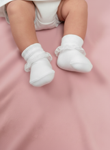 Lade das Bild in den Galerie-Viewer, Weiße Baby Söckchen mit Spitze – festliche Babysocken für Taufe & besondere Anlässe
