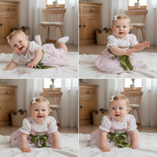 Lade das Bild in den Galerie-Viewer, Dirndl Aileen für Babys mit Spitzenschürze, seitliche Perspektive, perfekte eleganten Look für besondere Anlässe.