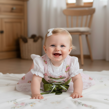 Lade das Bild in den Galerie-Viewer, Dirndl Aileen für Babys, Detailansicht der Puffärmel und des Bordürenkragens in Rosa-Weiß.