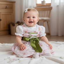 Lade das Bild in den Galerie-Viewer, Dirndl Aileen für Babys aus 100% Baumwolle in Rosa-Weiß mit Spitzenschürze und Puffärmeln, Vorderansicht des Kleides.