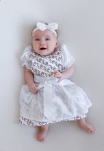 Lade das Bild in den Galerie-Viewer, Festliches Baby Dirndl Herzchen aus Baumwolle mit einem Herz Muster in rosa-grün mit einer Schürze aus Spitze