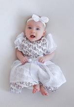 Lade das Bild in den Galerie-Viewer, Festliches Baby Dirndl Herzchen aus Baumwolle mit einem Herz Muster in rosa-grün mit einer Schürze aus Spitze