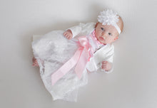 Lade das Bild in den Galerie-Viewer, Süßes Baby in einem Babydirndl zusammen mit Bolero, perfekt für Taufen, von Anna Kaval. Das rosa Satinband und die weiße Spitze verleihen dem Look einen eleganten Touch.