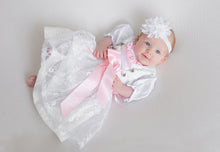 Lade das Bild in den Galerie-Viewer, Charmantes Baby in einem Babydirndl Rosalie mit passendem Bolero und einer feinen weißen Schürze, designiert von Anna Kaval. Ideal für Taufen und Feierlichkeiten.