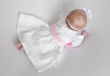 Lade das Bild in den Galerie-Viewer, Babydirndl Rosalie mit Bolero von Anna Kaval, ein bezauberndes Taufkleid, perfekt für spezielle Anlässe. Das weiße Kleid mit rosa Akzenten und Blütenmuster bietet höchsten Komfort für Ihr kleines Mädchen.