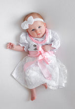 Lade das Bild in den Galerie-Viewer, Süßes Baby in einem Babydirndl, Taufdirndl, Taufkleid aus Seide und Spitze von Anna Kaval, mit einem rosa Großschleifen-Gürtel, auf einem neutralen Hintergrund. Kinderdirndl, Taufdirndl.