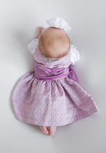 Lade das Bild in den Galerie-Viewer, Dirndl aus Kunstseide in rosa für die Taufe, Hochzeiten oder andere Anlässe