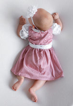 Lade das Bild in den Galerie-Viewer, Rückansicht des Babydirndls von Anna Kaval, Taufkleid Traum aus Seide, in Rosaton mit elastischem Rücken und eleganter Schnürung, perfekt für festliche Anlässe.