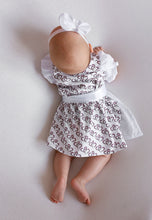 Lade das Bild in den Galerie-Viewer, Festliches Baby Dirndl Herzchen aus Baumwolle mit einem Herz Muster in rosa-grün mit einer Schürze aus Spitze