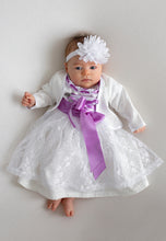 Lade das Bild in den Galerie-Viewer, Babydirndl Taufkleid von Anna Kaval in Flieder mit Bolero, abgebildet auf einem Baby, das eine weiße Spitzenverkleidung mit lila Details trägt und ein hübsches Haarband mit Blume hat.