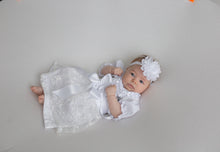 Lade das Bild in den Galerie-Viewer, Elegantes Taufkleid aus Seide mit passender Bluse, perfekt für die Taufe.