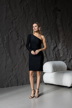 Lade das Bild in den Galerie-Viewer, Frau in einem eleganten schwarzen One-Shoulder-Kleid mit langem Ärmel, seitlicher Raffung und Schlitz