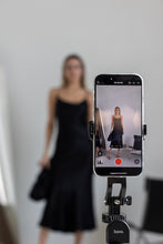 Lade das Bild in den Galerie-Viewer, Elegantes Satin-Midikleid in Schwarz – 100% Viskose