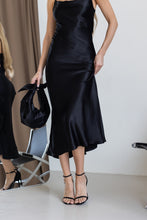 Lade das Bild in den Galerie-Viewer, Elegantes Satin-Midikleid in Schwarz – 100% Viskose