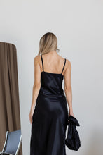 Lade das Bild in den Galerie-Viewer, Elegantes Satin-Midikleid in Schwarz – 100% Viskose