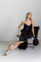 Lade das Bild in den Galerie-Viewer, Elegantes Satin-Midikleid in Schwarz – 100% Viskose