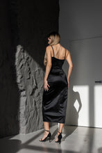Lade das Bild in den Galerie-Viewer, Elegantes Schwarzes Wickel-Abendkleid mit Schlitz – Figurbetonte Silhouette