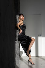 Lade das Bild in den Galerie-Viewer, Elegantes Schwarzes Wickel-Abendkleid mit Schlitz – Figurbetonte Silhouette