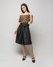 Lade das Bild in den Galerie-Viewer, Einzigartiges Damen-Dirndl Mit Leopardenmuster – Off-Shoulder, Puffärmel, Perfekt Für Feste