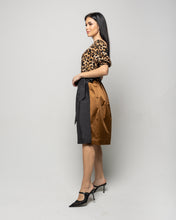 Lade das Bild in den Galerie-Viewer, Einzigartiges Damen-Dirndl Mit Leopardenmuster – Off-Shoulder, Puffärmel, Perfekt Für Feste