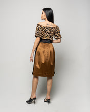 Lade das Bild in den Galerie-Viewer, Einzigartiges Damen-Dirndl Mit Leopardenmuster – Off-Shoulder, Puffärmel, Perfekt Für Feste