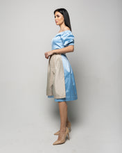 Lade das Bild in den Galerie-Viewer, Elegantes Dirndl in Himmelblau & Champagner
