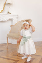 Lade das Bild in den Galerie-Viewer, Dirndl zur Taufe - Handgefertigtes Baby Dirndl aus Seide, Baumwolle und Spitze in Cremefarbe, ideal für Taufen und Festtage.