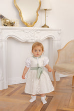 Lade das Bild in den Galerie-Viewer, Dirndl zur Taufe - Elegantes Baby Taufkleid mit Spitzen-Schürze und Seidenband, perfekt für besondere Anlässe.